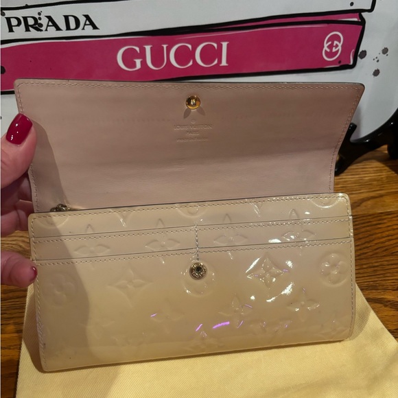 LOUIS VUITTON Vernis Sarah Bifold Wallet. - Picture 9 of 15